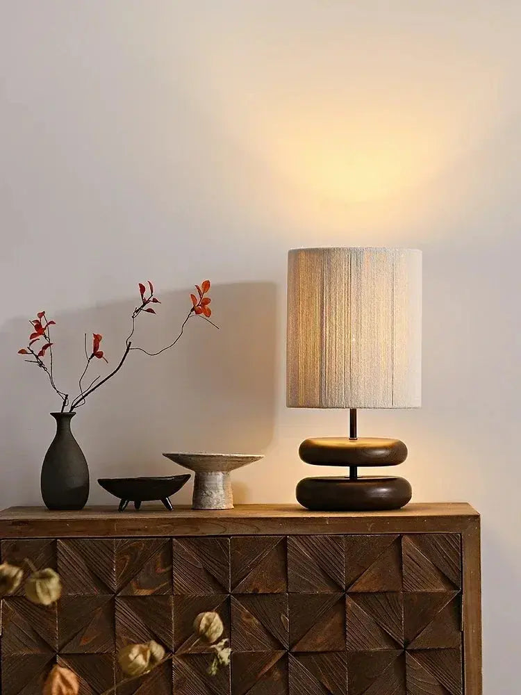 Lámpara de mesa con base de madera y pantalla de tela: estilo natural y acogedor | elesira