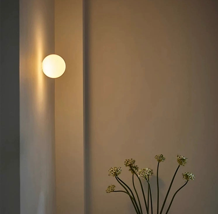 Lámpara esférica de luz blanca cálida para montaje en pared | elesira