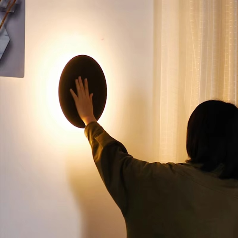 Aplică de perete cu design circular modern și lumină vibrantă | elesira