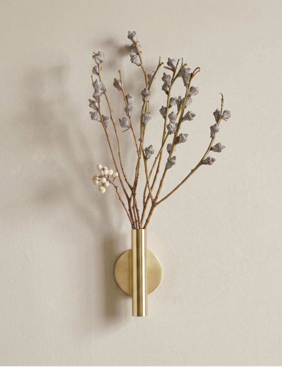 Elegant vægholder til blomster i moderne rum | elesira