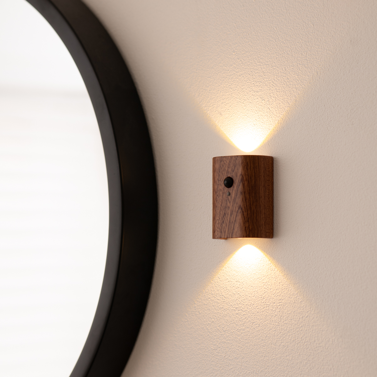 Smart vegglampe med bevegelsesaktivering og trefinish | elesira