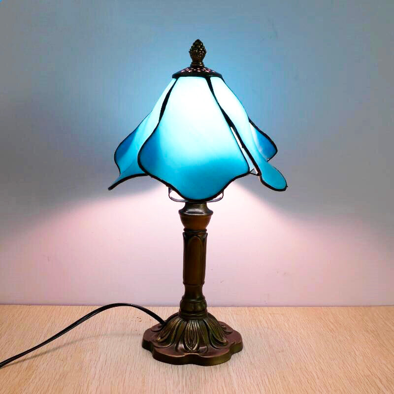 Blå vintage-sängbordslampa i Tiffany-stil med mosaikdesign | elesira