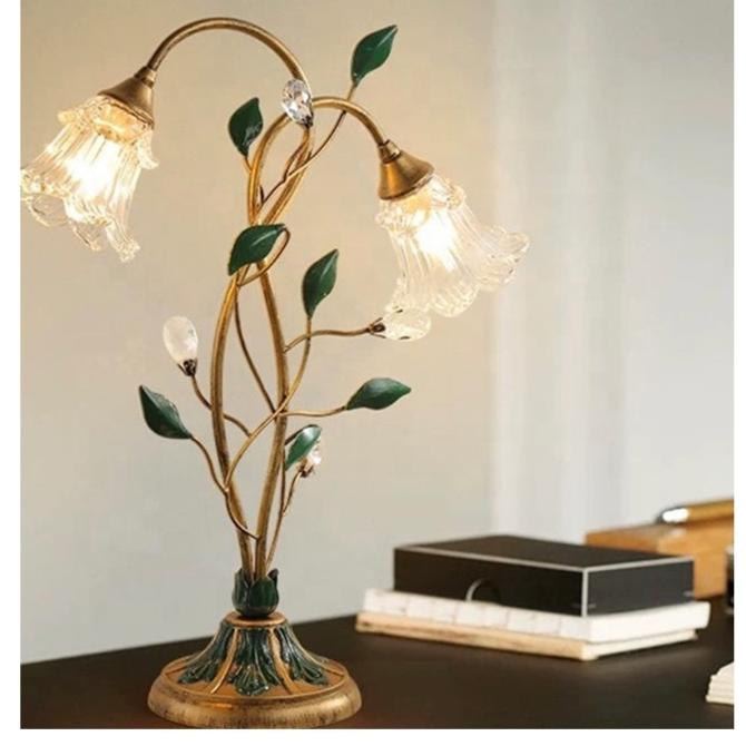 BloomGlow – Blomstret bordlampe | elesira