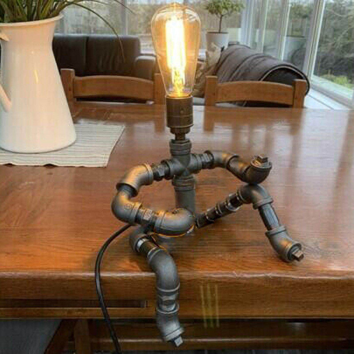 Retro lampa stołowa z gitarzystą, tworząca przytulną atmosferę | elesira